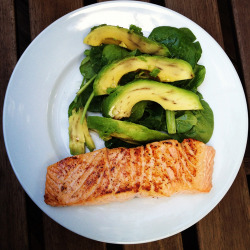 yummmaystuff:   yummaystuff  grilled salmon with avocado salad.   