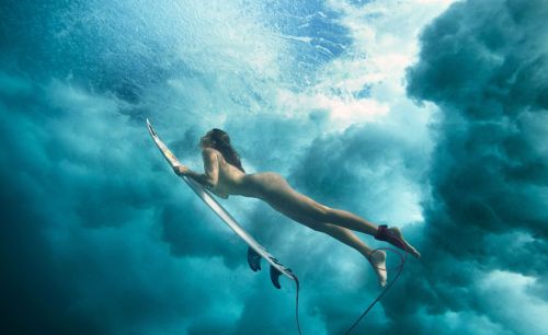 naktivated:Nude surfer making it look effortless underwater.