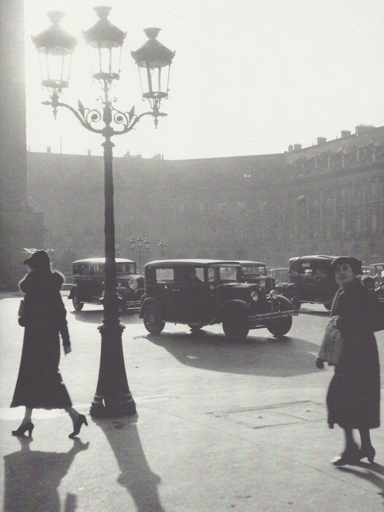 fantomas-en-cavale:  Roger Schall- Deux femmes place Vendôme, Paris, 1934 
