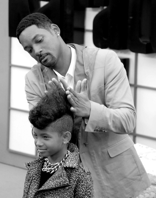 ohjulietsingitout:everyonedies:FUCK YEAHgetting his baby girl’s hair right. *melts*