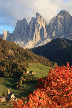 bluepueblo:  Mountain Village, The Dolomites, Italy photo via gillian 