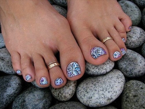 luvhertoes: nailpornography: Pedicure NOTW inspiration! Oh cute toes