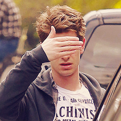 the-amazing-bambi-man:   andrew garfield vs. the paparazzi   