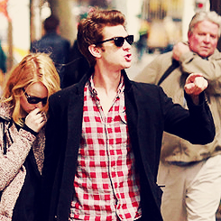 the-amazing-bambi-man:   andrew garfield vs. the paparazzi   