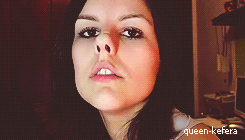 — MUITO ENGRAÇADA ESSA SUA FOTO FAZENDO CARETA — Não to fazendo careta ~SILENCIO~