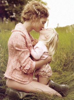 nutellasoar:  natalia vodianova with her two year old daughter, neva 