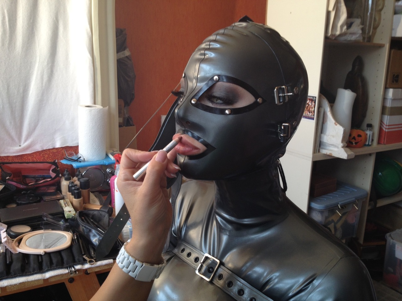 kinkypleasure:  latex lucy with a wonderful mask getting her dollie makeup 