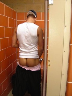 realmenstink:  PINK BOXERS PISSING !!! 