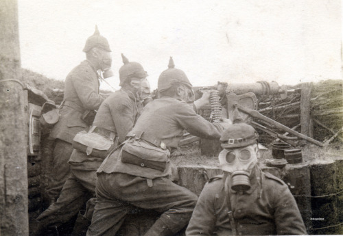 A German MG08 crew in action during WWI.(drakegoodman)
