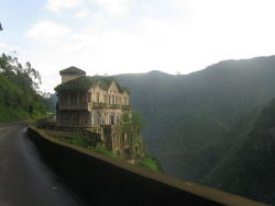 evelynholmes:  abandoned hotel, omg looks fucking amazing DREAM HOUSE. 