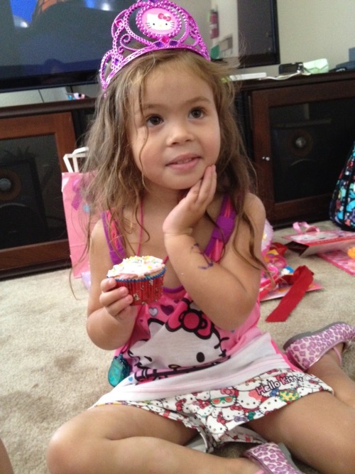benjiwithak:  My cousin, friends and family were ever so kind to throw Silk her first Hello Kitty Party (July 14th to be exact). It was a long time in the making because she’s always liked Hello Kitty and would always ask if she could have a celebration