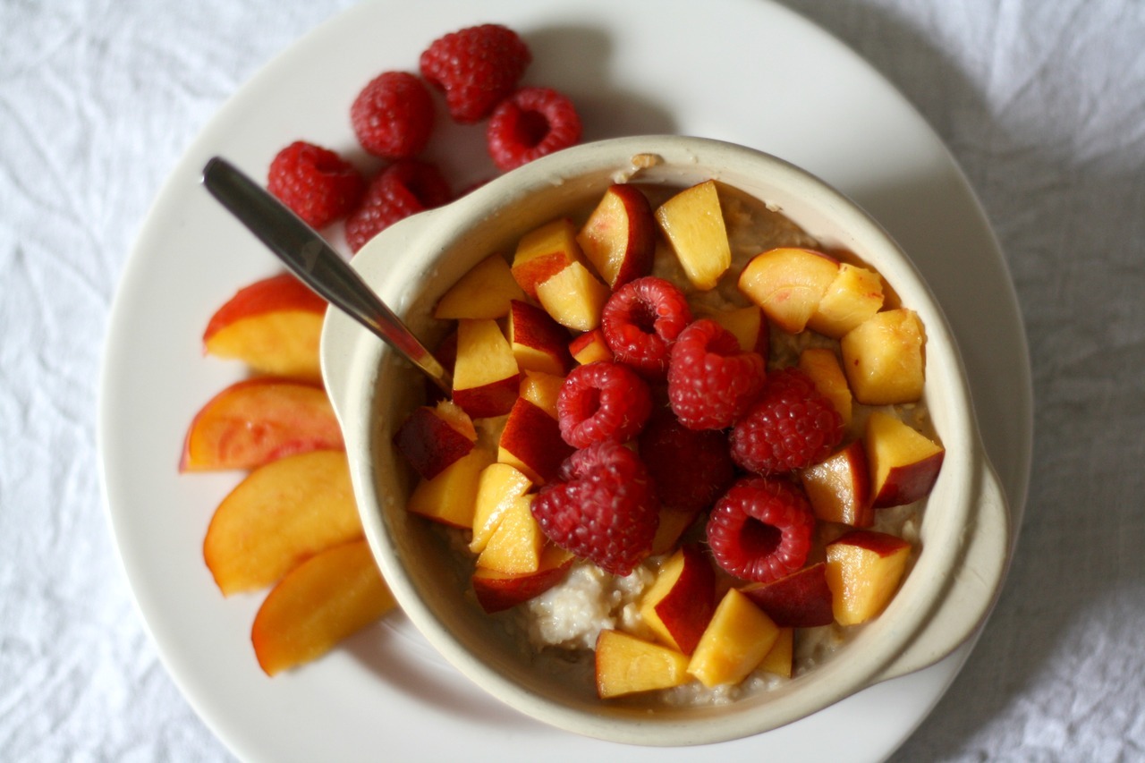 chocolateoatmilk:  runningfearless:  Breakfast: Oatmeal with diced nectarine and