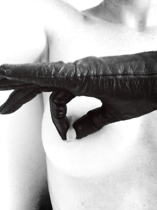 the-naked-me:  black_glove_(the-naked-me) 