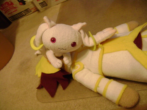 IV gets fanserviced by Kyubey...