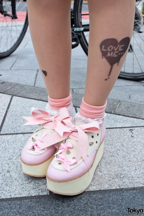 bombisbomb:  Tokyo Fashion Those look like customized Tokyo Bopper: Belly Button Ribbon Platforms!  