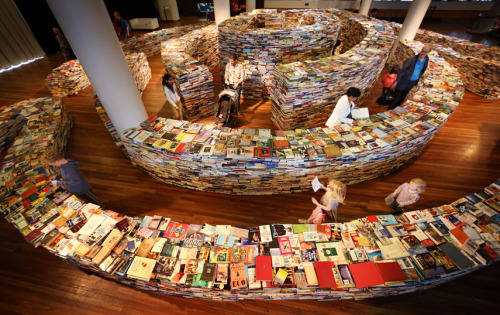 mothernaturenetwork: Photo of the day: Book labyrinth is a bibliophile’s dreamEbooks continue 