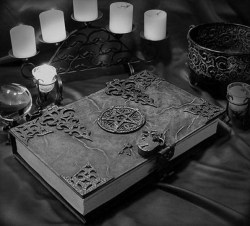 bohemianwaif:  witch’s grimoire…