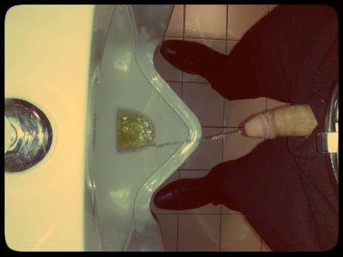 mysecreturge:another one of me taking a piss.