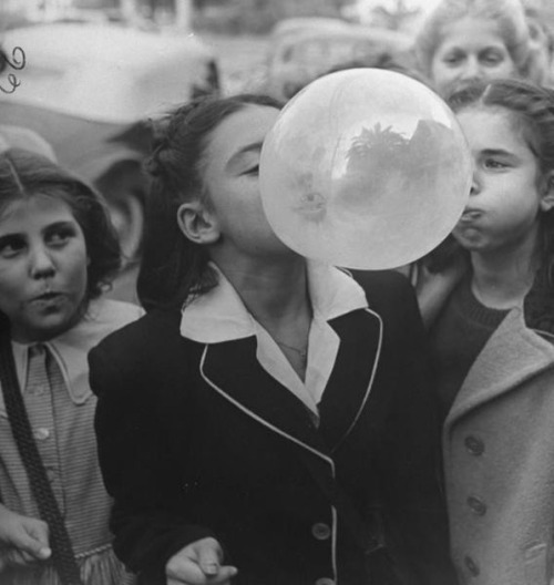 auroses:A young girl blowing a large bubble gum bubble (1946) by Bob Landry