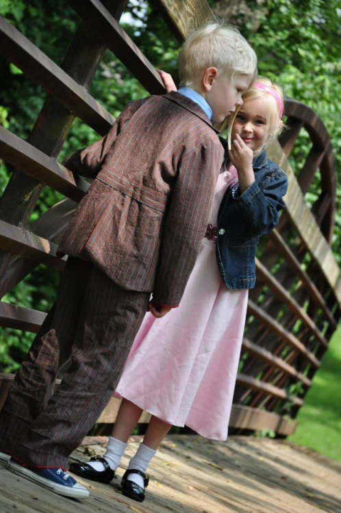 risainwonderland: oh-my-godstiel: THE CUTEST COSPLAY OF ROSE/10TH DOCTOR EVER.