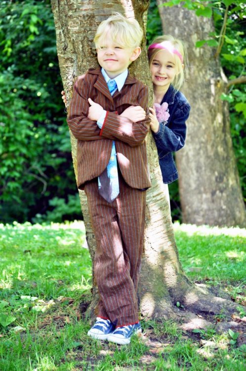 risainwonderland: oh-my-godstiel: THE CUTEST COSPLAY OF ROSE/10TH DOCTOR EVER.