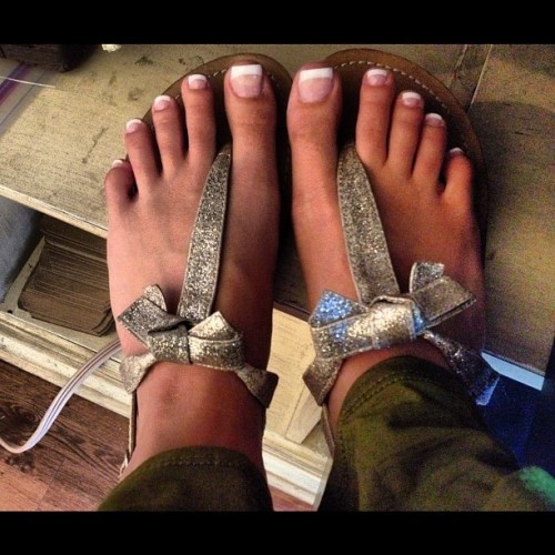 flover9503: hnetko: My bows & toes make me SO HAPPY #frenchpedicure #neverchange (Taken with Ins