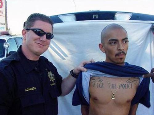 wtfdocc:  A cara do policial está FANTÁSTICA! 