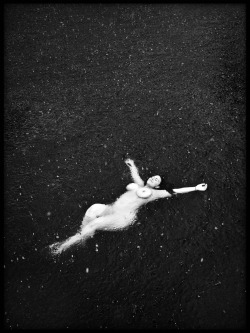 waitingforrelease:  nudeforjoy:  frankpetroniophotographer:  Hulberton, New York  Swimming in the rain I have never been skinny dipping. 