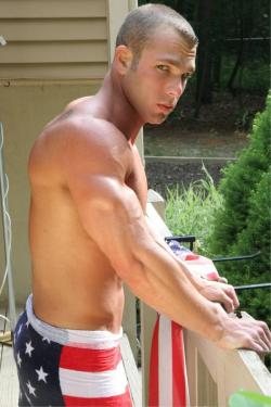 texasfratboy:  mmm..he’s muscular AND patriotic!  Yummy! 