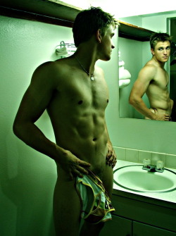 havinglotsoffun:  finesoutherngents:  sublimecock:  Mirror images.  i have that underwear  Let’s see! 