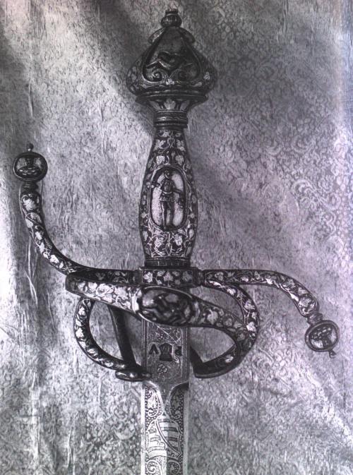 sarahvonkrolock:sword and dagger, maybe Germany before 1562; 120cm &amp; 2,65 lb (a present of Emper
