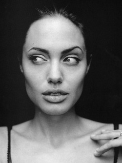 pamota:  angelina jolie