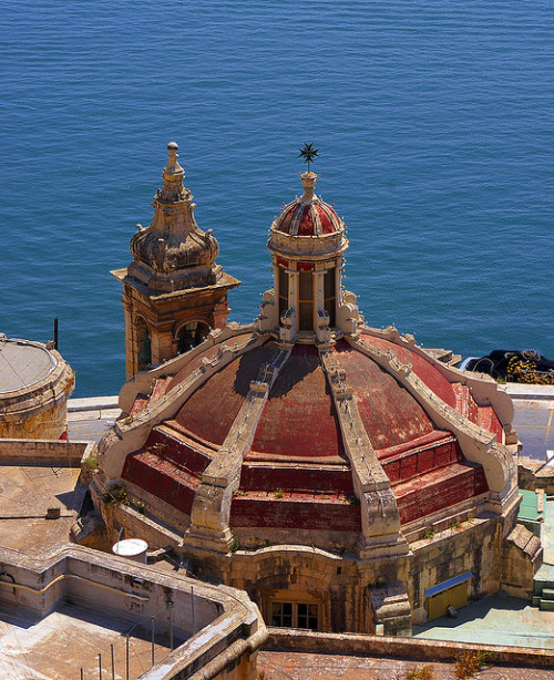 Ta&rsquo; Liesse Church in Grand Harbour, La Valletta, Malta (by albireo2006).