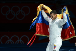 ricardotarre:  Oro Rubén Limardo subió hoy a lo más alto del Olimpo, al vencer en la final de la espada al noruego Bartosz Piasecki con marcador 15-10, y dio a Venezuela su segunda medalla de oro en la historia de los Juegos. Francisco “Morochito”