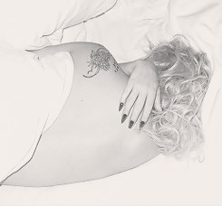 0hmygaga:  lady gaga + sleeping 