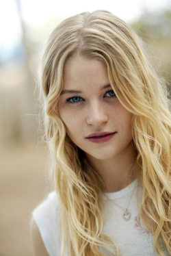 lesbiancatqueen:  hot—-celebs:  Emilie de Ravin   omg, i fucking love blue eyes.