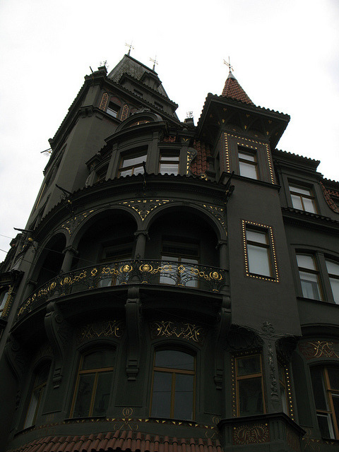 bluepueblo:Black and Gold, Prague, Czech Republicphoto via malfor