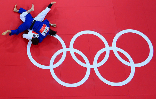  Micronesia’s Manuel Minginfel drops his lift during the men’s 62Kg group B weightliftin