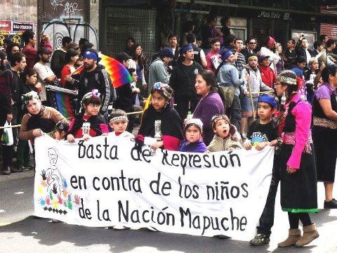 redlightpolitics:  The banner in the photo reads: STOP THE REPRESSION AGAINST THE CHILDREN OF THE MAPUCHE NATION. Photo via. Three Mapuche women and a child have occupied the offices of UNICEF in Chile to demand that UNICEF becomes actively involved in