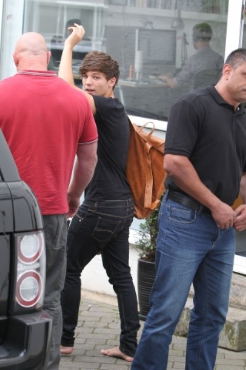 yourreasontobe-1d:  froso:  Louis today 02.08.12 (x)  I CAN’T SEE ANYTHING OTHER