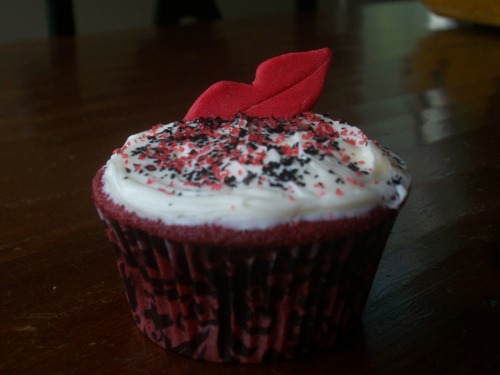 rockyhorrorpictureshowpics:Homemade Rocky Horror cake and cupcakes for my birthday today. Done by 