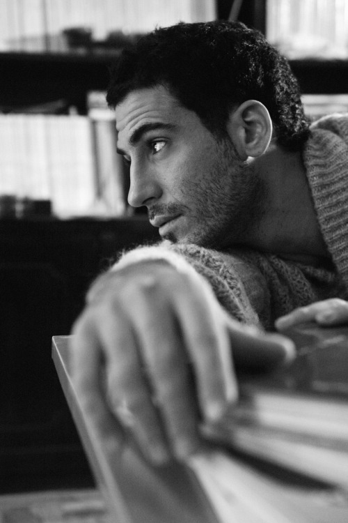 hoscos:  El Duque. Miguel Angel Silvestre. Ceño fruncido, señal de ser un tio bien hosco…