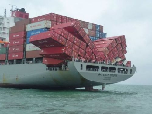 facts-i-just-made-up:  This only happened on ships prior to 1988.  Modern cargo vessels always part their cargo on the side.