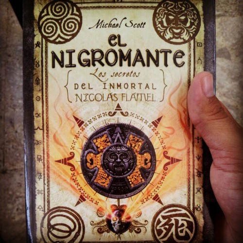 pornogeek:  Para leer en lo que llega mi turno @IMSS (Tomada con Instagram)  Que chingon