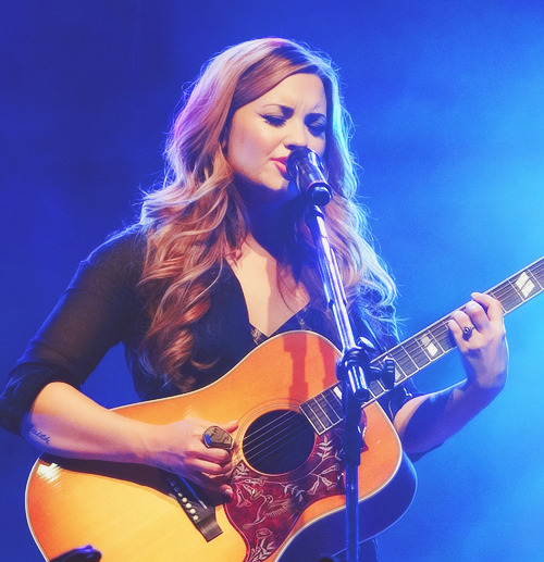 delicious-demi:  ¨13/200 photos of Demi. 