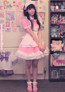 princess-peachie:  If you ask nicely, I’ll serve you extra cake for free. OuO 