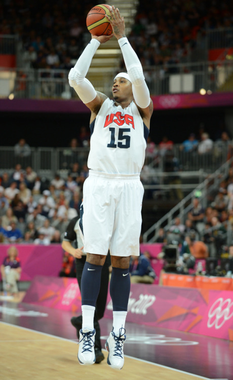 Carmelo Anthony tallied a U.S. Olympic single-game records of 37 points, and 10 3-pointers made and 12 3-pointers attempted.  HISTORIA!!!