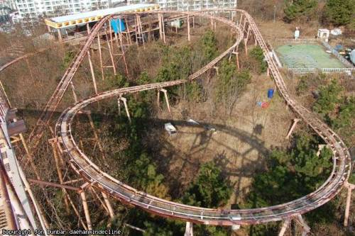 creepyabandonedplaces:  Okpo LandOkpo City, South Korea    The park was shut down in 1999 due to many mysterious fatal accidents in the park. The last fatal accident that occurred before the park was shut down was when a young girl tragically fell