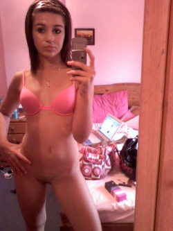 wandseringthetreets:  @ nsfwamateurs:  Brunette captures her pussy in the mirror  