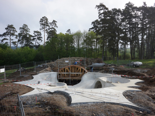 shinyslingback:  glow-in-the-dark skatepark koo jeong-A has designed a concrete sculpture which features a composition of different bowls connected by three different tunnels. located on vassivière island in france, ‘otro’ stands as a fully functioning